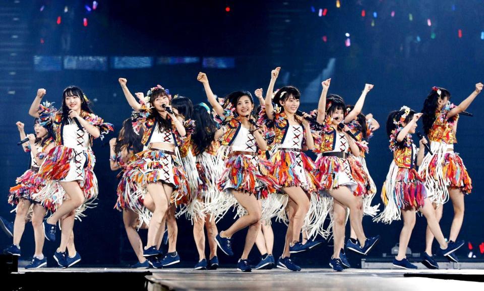 新曲を初披露する指原莉乃（左から２人目）らＨＫＴ４８＝マリンメッセ　福岡　