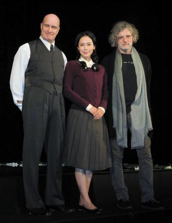 公開けいこを前に会見した（左から）ロドリーグ・プロトー、中谷美紀、演出担当のフランソワ・ジラール＝東京・パルコ劇場