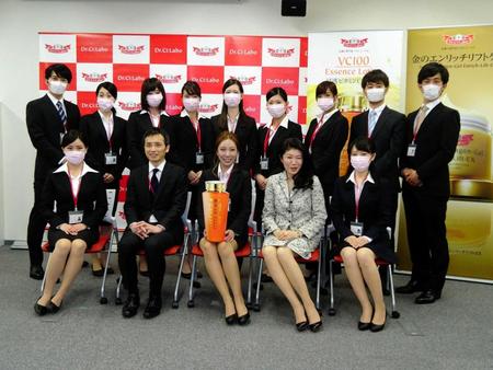 　石原智美社長（前列中央右）、新入社員らとともに入社式に参加したざわちん（前列中央）＝東京・広尾