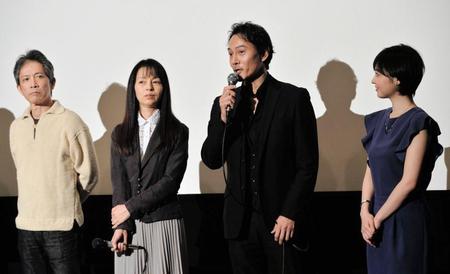 映画「恋」の舞台あいさつに登場した（左から）伊藤洋三郎、岡田奈々、本木行哉、朝倉えりか＝東京・新宿（撮影・佐々木彰尚）