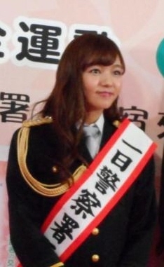 新宿警察署の１日署長を務めたにわみきほ＝東京・新宿駅西口地下街