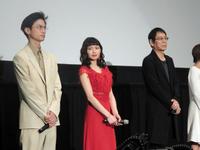 舞台あいさつを行った（左から）高良健吾、二階堂ふみ、大杉漣＝東京・新宿