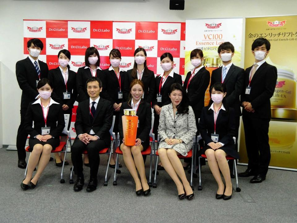 　石原智美社長（前列中央右）、新入社員らとともに入社式に参加したざわちん（前列中央）＝東京・広尾