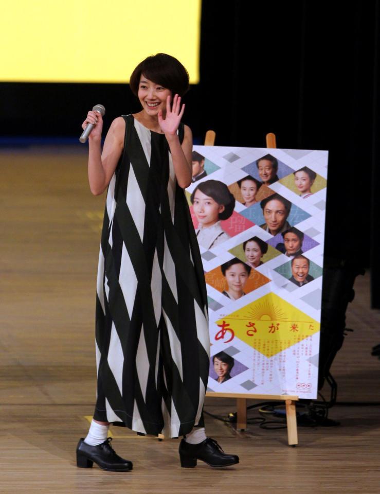 観客の声援に手を振る波瑠＝ＮＨＫ大阪ホール（撮影・山口登）