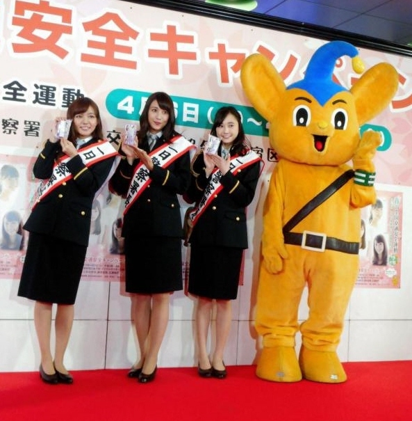 新宿警察署の１日署長を務めた（左ｋから）にわみきほ、広瀬未花、鈴木友菜、ピーポ君＝東京・新宿駅西口地下街