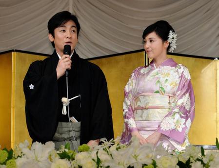 半歩下がった位置から愛之助を見つめる藤原紀香（右）