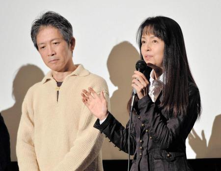 映画「恋」の舞台あいさつに登場した伊藤洋三郎（左）と岡田奈々