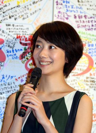 最終回の放送を終え笑顔で感想を語る波瑠＝ＮＨＫ大阪ホール