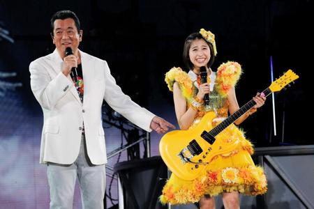 加山雄三（左）からギターをプレゼントされた玉井詩織＝埼玉県・西武プリンスドーム