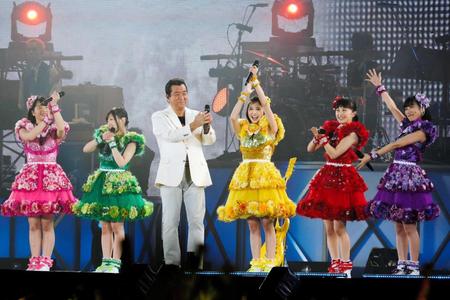 サプライズ登場した加山雄三（左から３番目）と、ももいろクローバーＺの（左から）佐々木彩夏、有安杏果、玉井詩織、百田夏菜子、高城れに　