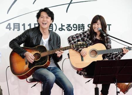 藤原さくら（右）とセッションする福山雅治＝東京・フジテレビ湾岸スタジオ（撮影・開出牧）