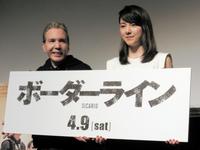 映画「ボーダーライン」公開直前トークイベントに登場した（左から）デーブ・スペクターと杉山セリナ＝都内