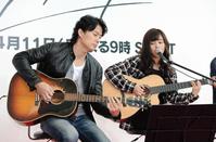オリジナル曲「１９９５」でセッションする藤原さくら（右）と福山雅治＝東京・フジテレビ湾岸スタジオ（撮影・開出牧）