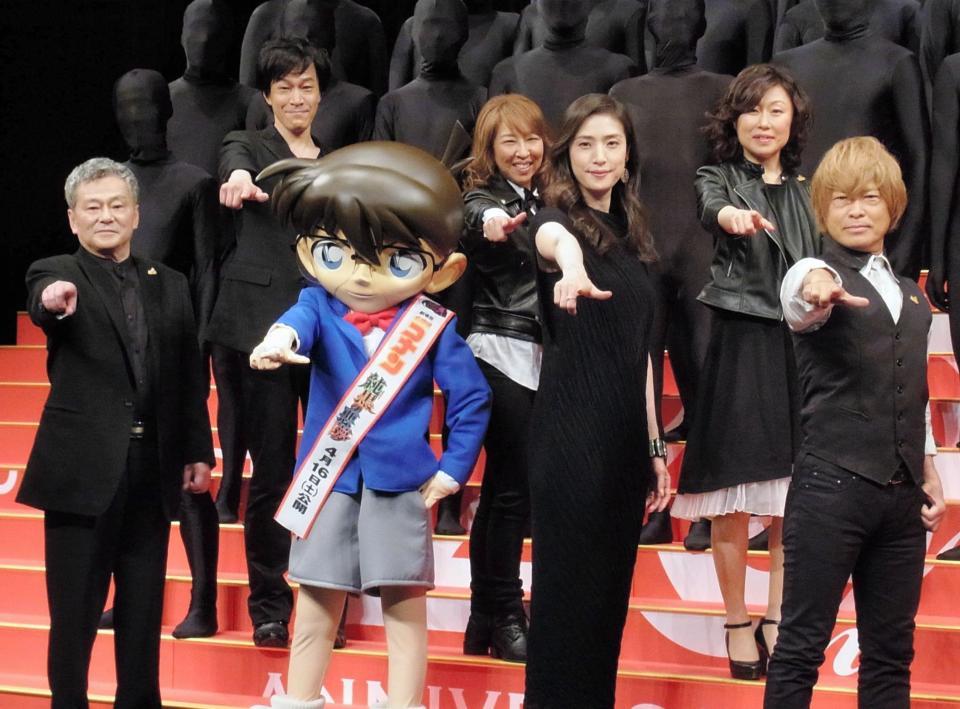 決めポーズをする（後列左から）小山力也、高山みなみ、山崎和佳奈（前列左から）池田秀一、コナン、天海祐希、古谷徹＝東京・霞ヶ関のイイノホール
