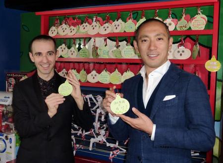 舞台の成功を祈願した市川海老蔵（右）とアンソニー・ロス・コスタンツォ＝京都市の京都タワー