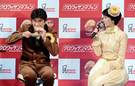 クロワッサンマフィンを豪快に食べる草刈正雄（左）。右は共演者の波瑠＝東京・虎ノ門ヒルズフォーラム（撮影・開出牧）