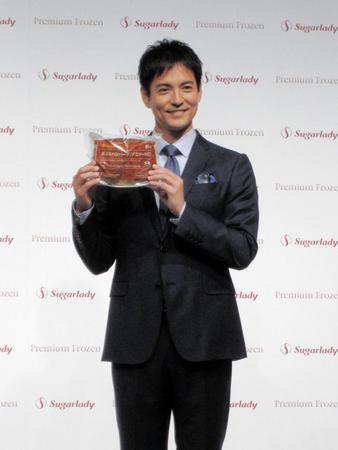 シュガーレディの冷凍食品を手に笑顔の沢村一樹＝都内
