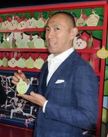 舞台の成功を祈願した市川海老蔵＝京都市の京都タワー