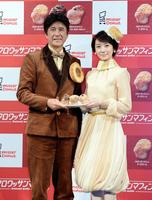 クロワッサンマフィンを手に記念撮影に納まる草刈正雄（左）と波瑠＝東京・虎ノ門ヒルズフォーラム（撮影・開出牧）