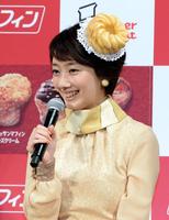 トークセッションでさわやかな笑顔をふりまく波瑠＝都内