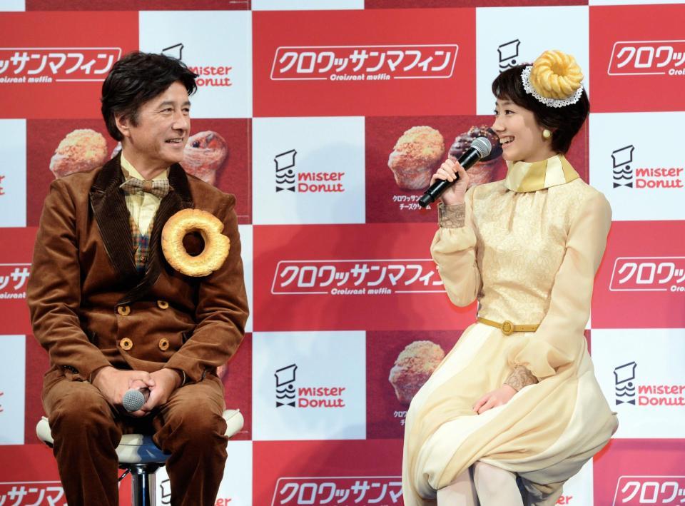 草刈正雄（左）とトークセッションする波瑠＝東京・虎ノ門ヒルズフォーラム（撮影・開出牧）