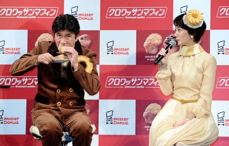 クロワッサンマフィンを豪快に食べる草刈正雄（左）。右は共演者の波瑠＝東京・虎ノ門ヒルズフォーラム（撮影・開出牧）