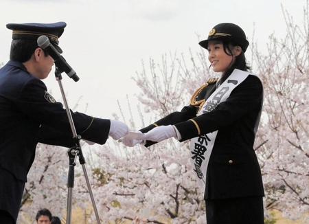 西宮警察西井芳文署長（左）から一日警察署長を任命される藤原紀香＝西宮ガーデンズ（撮影・持木克友）