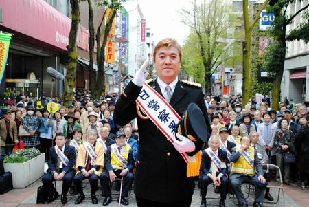 一日警察署長を務めた小金沢昇司＝横浜市内