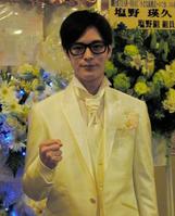 白のタキシード姿で意気込む塩野瑛久＝東京・新宿の紀伊國屋ホール