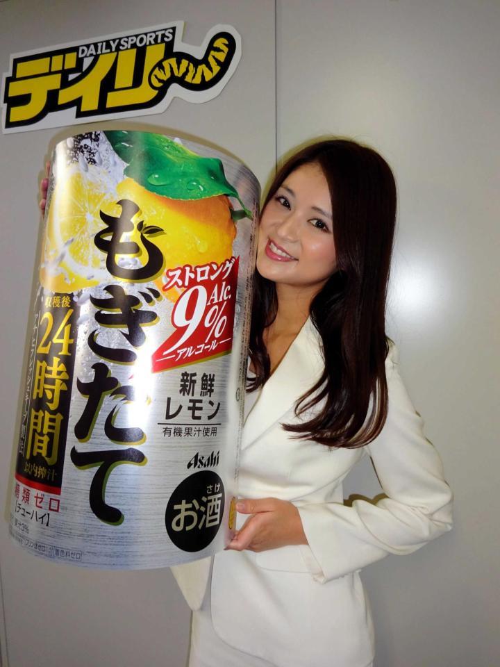 　フレッシュなおいしさをフレッシュな笑顔でアピールした東野佑美＝東京・木場のデイリースポーツ