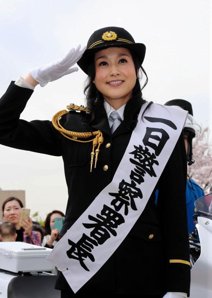 笑顔で敬礼する一日警察署長の藤原紀香＝西宮ガーデンズ（撮影・持木克友）