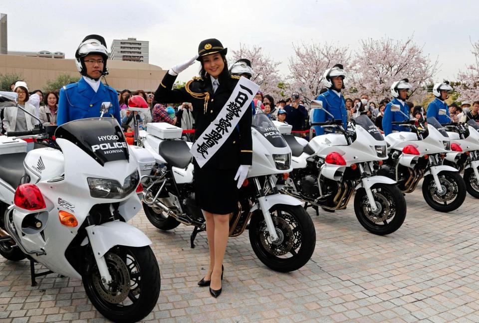 一日西宮警察署長を務める藤原紀香＝西宮ガーデンズ（撮影・持木克友）