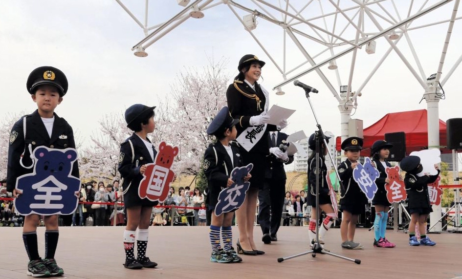 子供警察官と一緒に交通安全宣言する藤原紀香一日警察署長＝西宮ガーデンズ（撮影・持木克友）