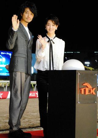 　点灯式に登場した斎藤工（左）と剛力彩芽＝東京・品川の東京シティ競馬