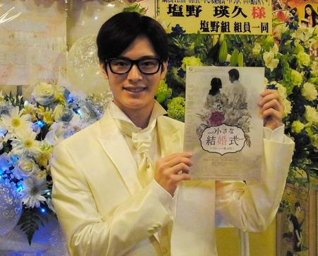 　初日を前に白のタキシード姿で意気込む塩野瑛久＝東京・新宿の紀伊國屋ホール