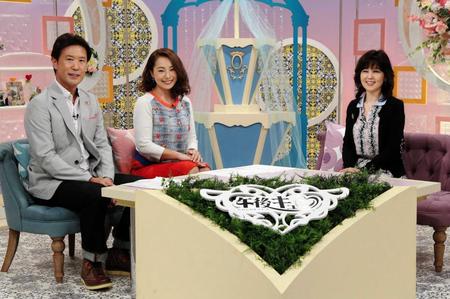 　新番組「午後キュン」の司会を務める（左から）谷口英明アナ、三船美佳、初回ゲストの石野真子＝兵庫県神戸市、サンテレビ（撮影・持木克友）