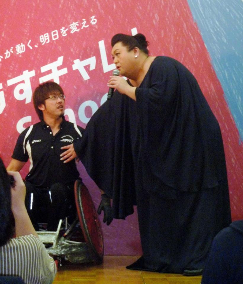 　ウィルチェアーラグビーの池崎大輔氏（左）の胸を興味津々に触るマツコ・デラックス