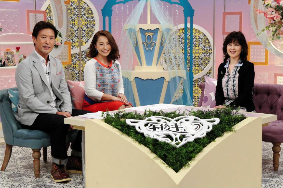 　新番組「午後キュン」の司会を務める（左から）谷口英明アナ、三船美佳、初回ゲストの石野真子＝兵庫県神戸市、サンテレビ（撮影・持木克友）