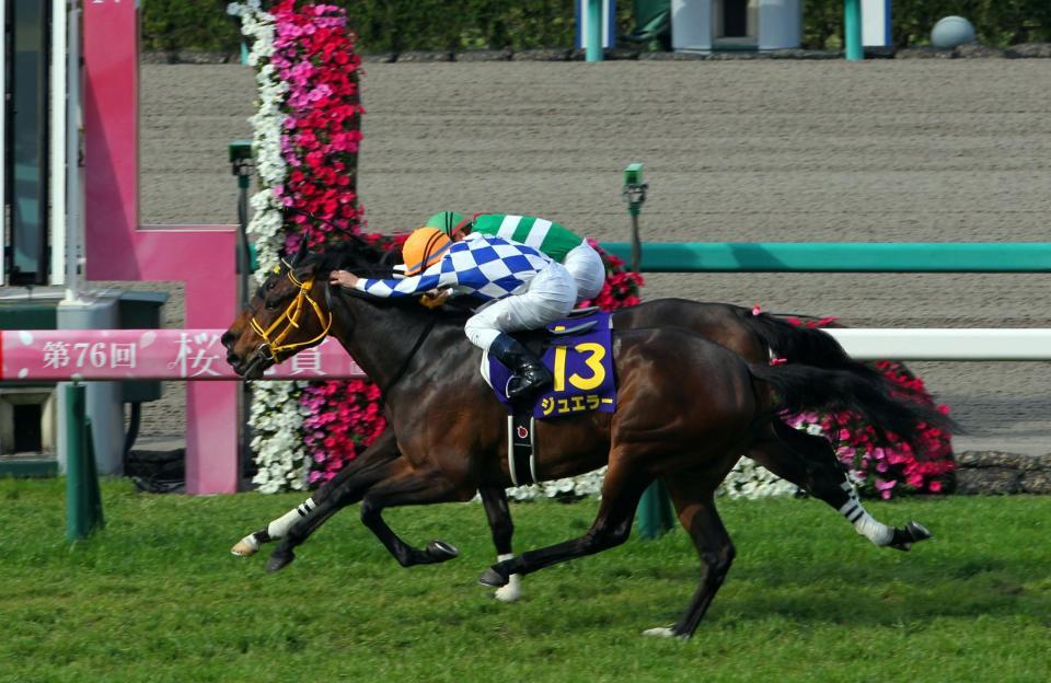 ジュエラー（手前）が鼻差でシンハライトをかわし桜花賞を制する＝阪神競馬場（撮影・山口登）