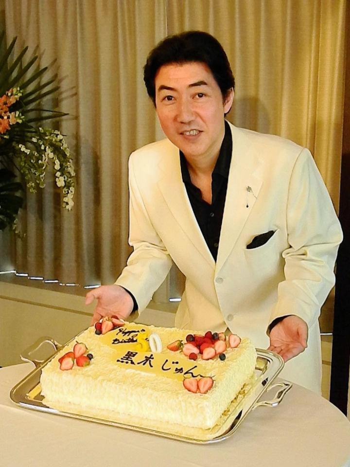 誕生日を祝福され新芸名で再出発を誓った黒木じゅん＝東京・霞ケ関