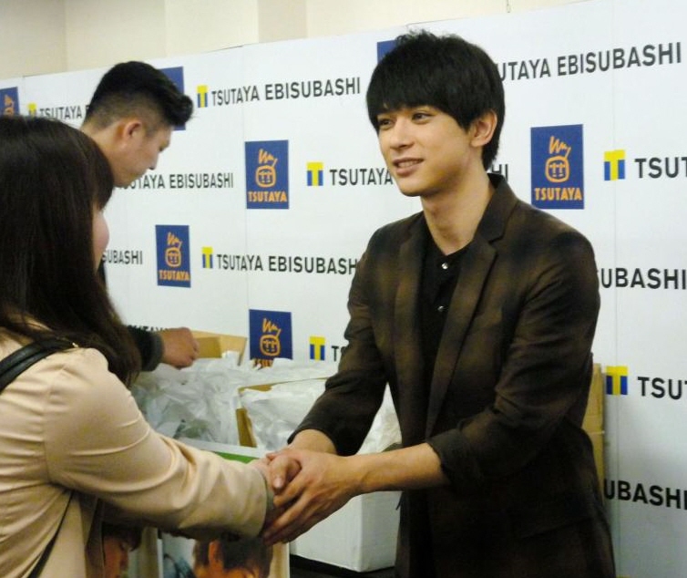 吉沢亮 エア壁ドンでファンがキュン死 芸能 デイリースポーツ Online