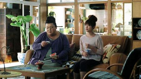 　「ＢＩＧ」のＣＭで“姉妹”役を演じているマツコ・デラックス（左）と深田恭子