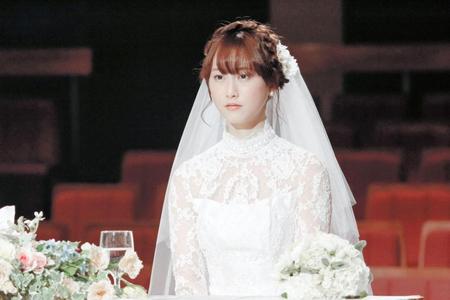 初めてウェディングドレス姿を披露した松井玲奈