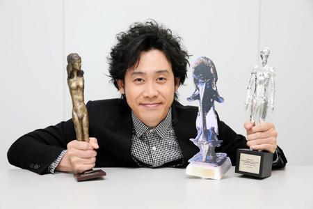 世界三大ファンタスティック映画祭の３つのトロフィーに囲まれる大泉洋