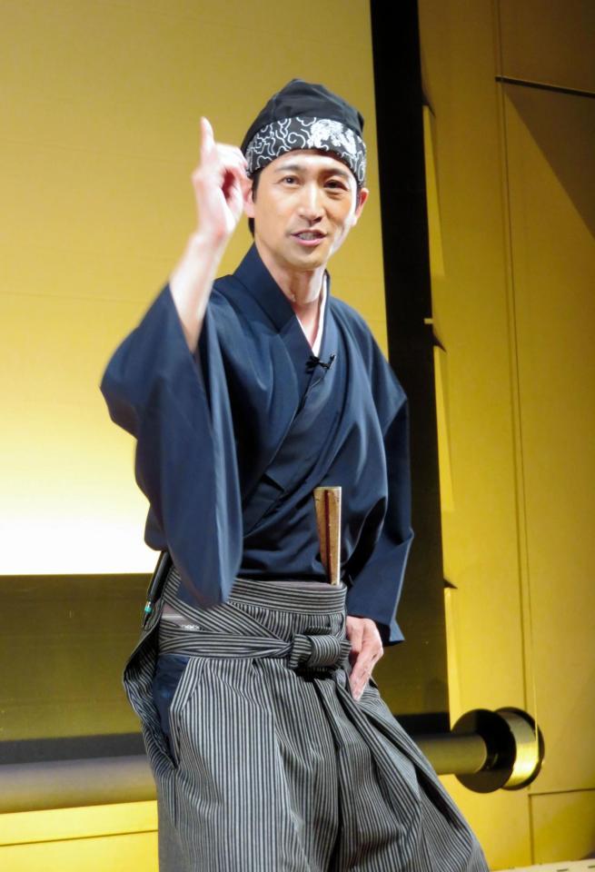 袴姿で「外郎売」を披露する走裕介＝東京・文京シビックホール