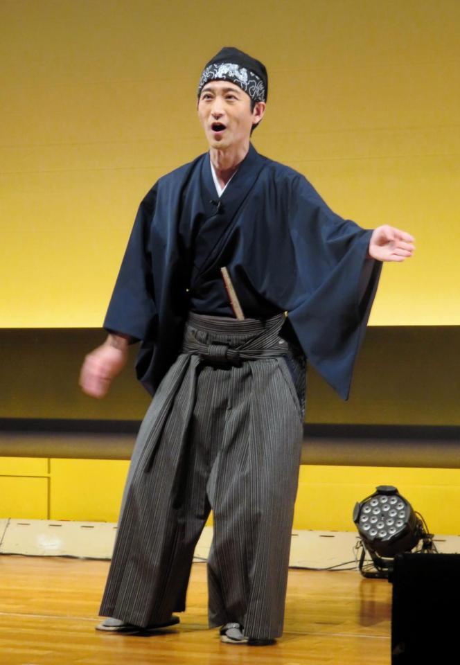 袴姿で「外郎売」を披露する走裕介＝東京・文京シビックホール