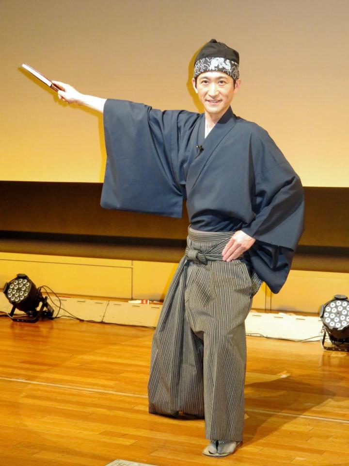 袴姿で「外郎売」を披露する走裕介＝東京・文京シビックホール