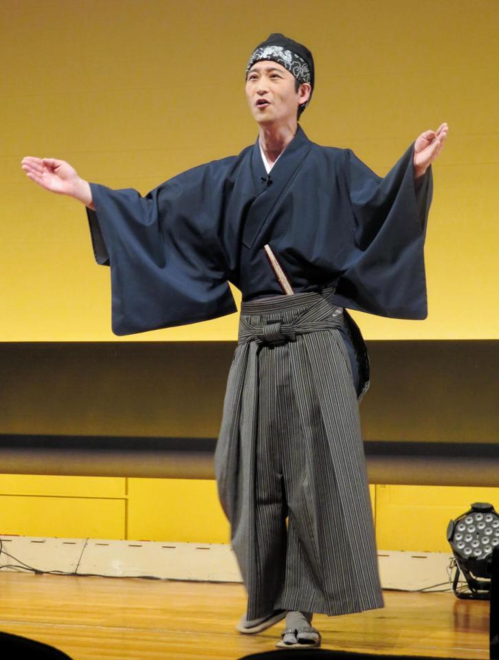 袴姿で「外郎売」を披露する走裕介＝東京・文京シビックホール