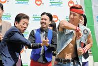 ２７００・ツネ（右）とリズムネタを披露する西川きよし＝吉本興業東京本部