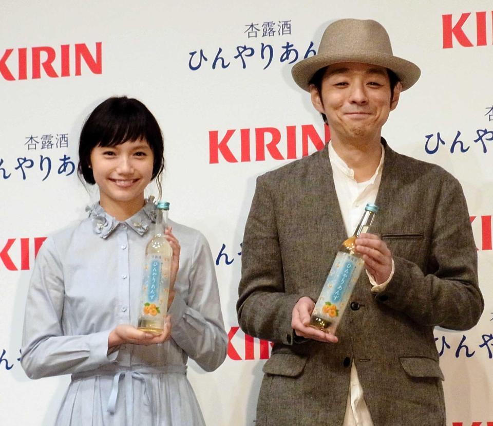 　キリン新ＣＭで夫婦役を演じた（左から）宮崎あおい、宮藤官九郎＝都内